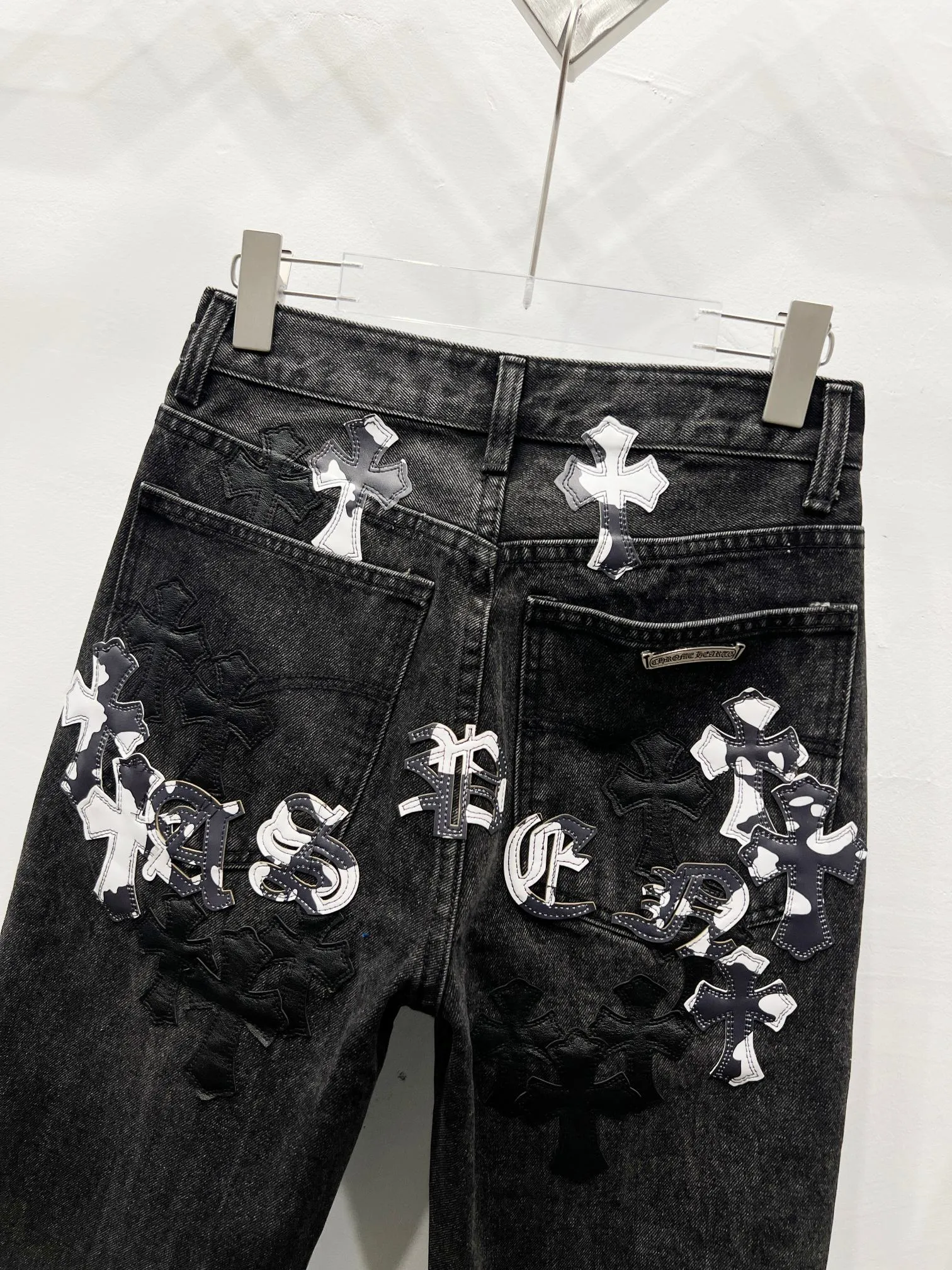 P260 Style number: (C007) Chrome hearts CH co-branded Drak Miami black milk cowhide jeans exude uninhibited personality and unique charm. Every wear and tear is carefully designed to present a unique artistic feel. Made of imported denim fabric, which has undergone heavy industrial washing and destruction treatment, the trousers show a super cool effect on the upper body, allowing you to dominate the fashion stage.  This is more than just a pair of jeans, it is an expression of attitude. With its unique design concept and ultimate pursuit of details, Croxin breaks traditional boundaries and defines the jeans trend in the new era. The trousers are made of double-layer woven fabric with customized hardware. Special Italian cowhide is printed and cut. Customized sheepskin three-layer thick thread leather. The entire body is spliced ​​in heavy water washing. Craftsmen hand-splash ink. You can see the details. Three-dimensional cutting version. Loose and comfortable, not flattering to the figure. Makes taller and slimmer. Seiko factory. Original quality control. Same style for men and women. Can be matched with couples. Versatile recommendation. Must-have jeans for all seasons. Color: black Size: 28-30-32-34